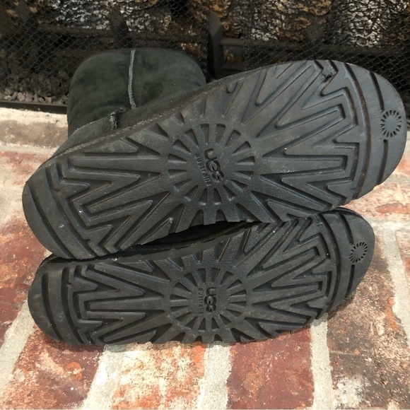 Ugg classic boot in black suede. Mid-calf. Sheep skin lining. Size 6 - Picture 4 of 7